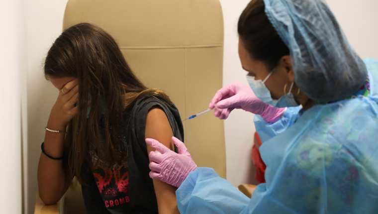 La variante ómicron de coronavirus cada vez infecta a más personas. (Foto Prensa Libre: EFE)