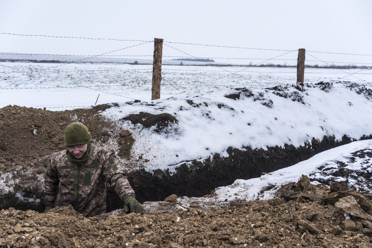 Un soldado ucraniano se toma un descanso de cavar una trinchera en Chermalyk, Ucrania, el sábado 29 de enero de 2022. (Foto Prensa Libre: Brendan Hoffman/The New York Times)