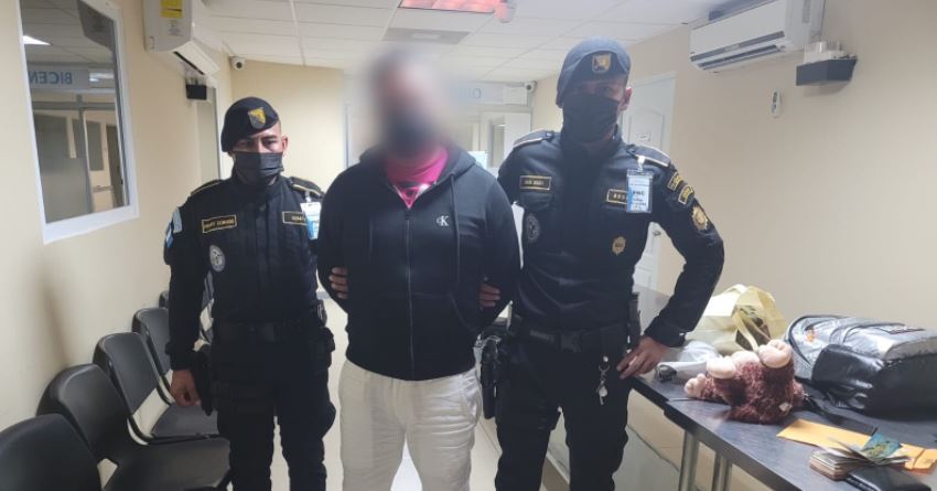 Angelo Paolo Alpirez García, capturado en el aeropuerto La Aurora. (Foto: PNC)