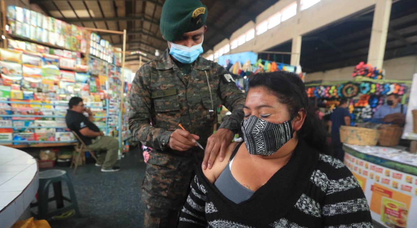La Municipalidad de Guatemala, el Ministerio de Salud y El Ejército de Guatemala participan en jornada de vacunación en mercados de la capital. (Foto Prensa Libre: María José Bonilla)