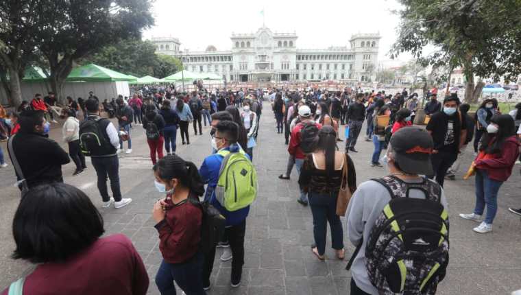Miles de guatemaltecos buscan empleo asistiendo a ferias presenciales donde se promueven puestos de trabajo o  por medio virtual. (Foto, Prensa Libre: Hemeroteca PL).