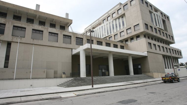 Exalcalde y excodede con investigaciones en el MP asesoró a cuatro comunas en 2021