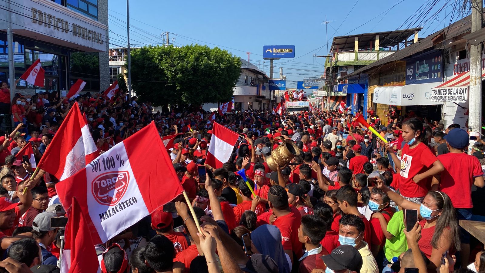 La afición de los toros salió a las calles de Malacatán para recibir al campeón. (Foto Prensa Libre: Raúl Barreno)