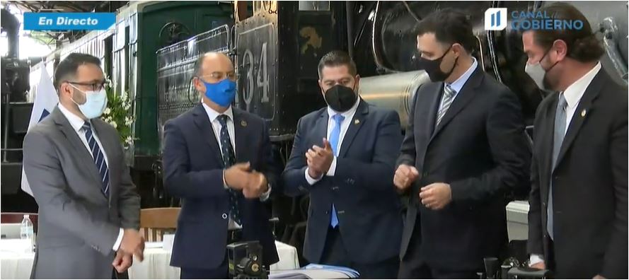 Representantes legales de Ferrovías y Remed S.A. durante la firma del contrato del proyecto Tren Bicentenario. (Foto Prensa Libre: Captura de pantalla Canal de Gobierno de Guatemala)