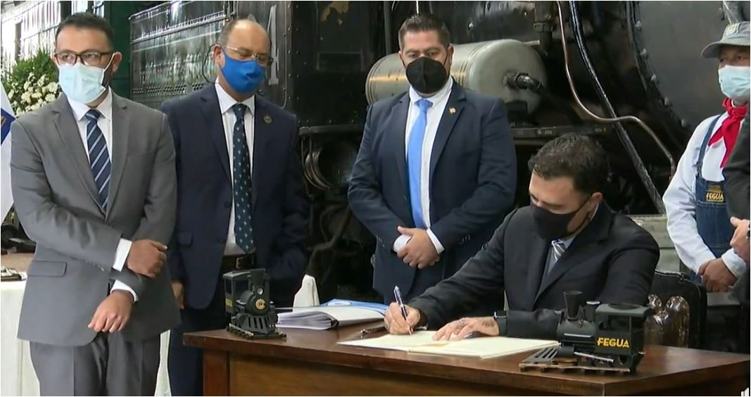 Ferrovías firma contrato con empresa mexicana para echar a andar el Tren Bicentenario, en medio de señalamientos legales