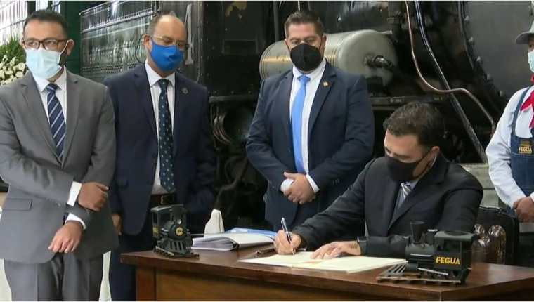 Momento en que firman el contrato autoridades de Ferrovías y Remed S.A. (Foto Prensa Libre: Captura de pantalla Canal de Gobierno de Guatemala)