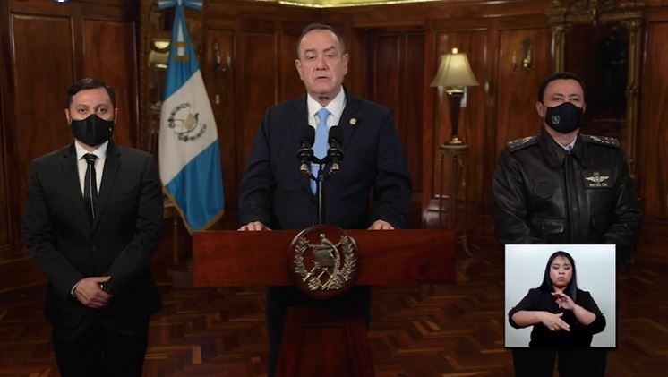 En cadena nacional, el presidente Alejandro Giammattei ofreció una recompensa para quienes den información de los responsables del ataque en Nahualá. (Foto Prensa Libre: Fabebook)