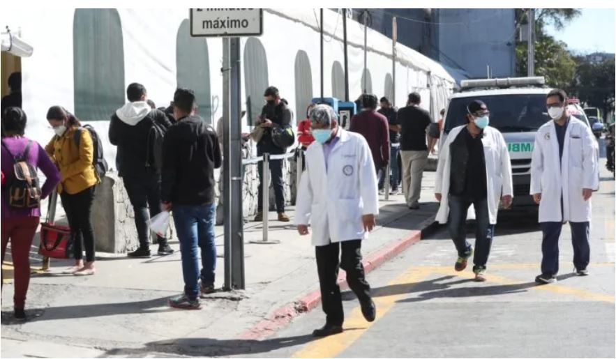 Guatemaltecos afectados por el covid-19 han recurrido a hospitales para su atención, pero no todos tiene seguro de gastos médicos. (Foto Prensa Libre: Hemeroteca)