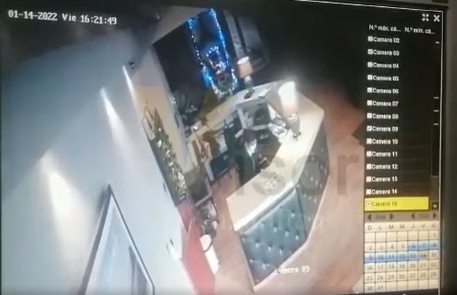 La cámara de vigilancia del hotel Capri grabó como la recepcionista fue atacada, al parecer, por ser víctima de extorsión. (Foto Prensa Libre: captura de pantalla)