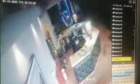 La cámara de vigilancia del hotel Capri grabó como la recepcionista fue atacada, al parecer, por ser víctima de extorsión. (Foto Prensa Libre: captura de pantalla)
