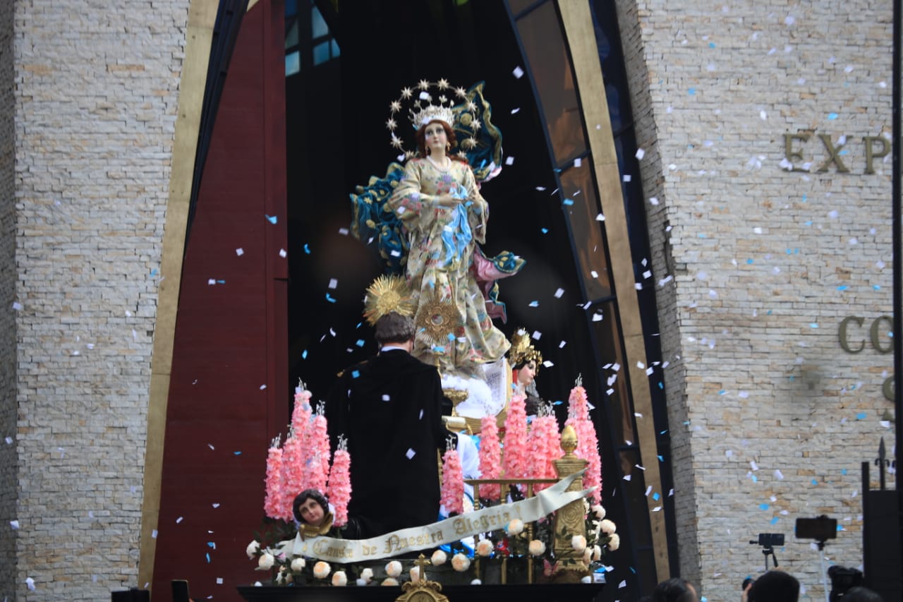La procesión de la Inmaculada Concepción hizo un recorrido intramuros debido al aumento de casos de covid-19. (Foto Prensa Libre: Carlos Hernández)