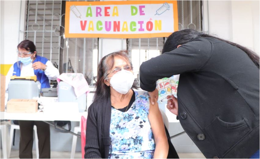 Más de 300 centros educativos son los que participan en la jornada de vacunación. (Foto Prensa Libre: Mineduc)