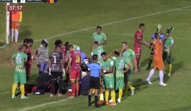 El jugador de San Pedro FC, José López, fue trasladado en una ambulancia a la emergencia del hospital más cercado al recinto deportivo. Allí fue estabilizado. Foto captura de pantalla. 