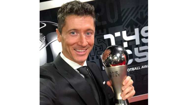 Lewy celebró en redes sociales la conquista de The Best. (Foto Prensa Libre: Twitter Bayern Múnich)