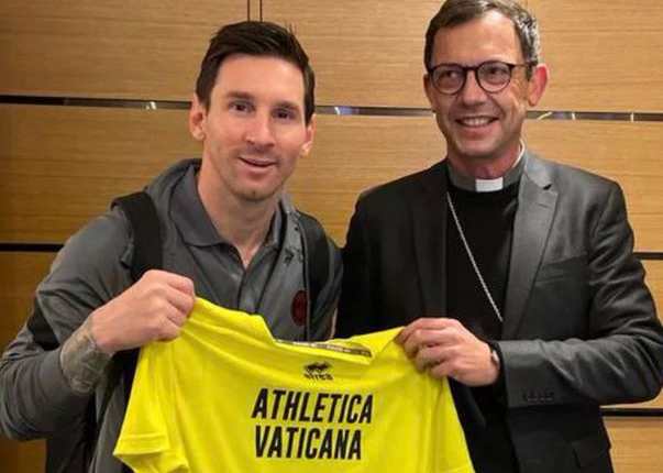Lionel Messi posa con la camisola del Vaticano autografiada por el Papa Francisco. (Foto Redes).