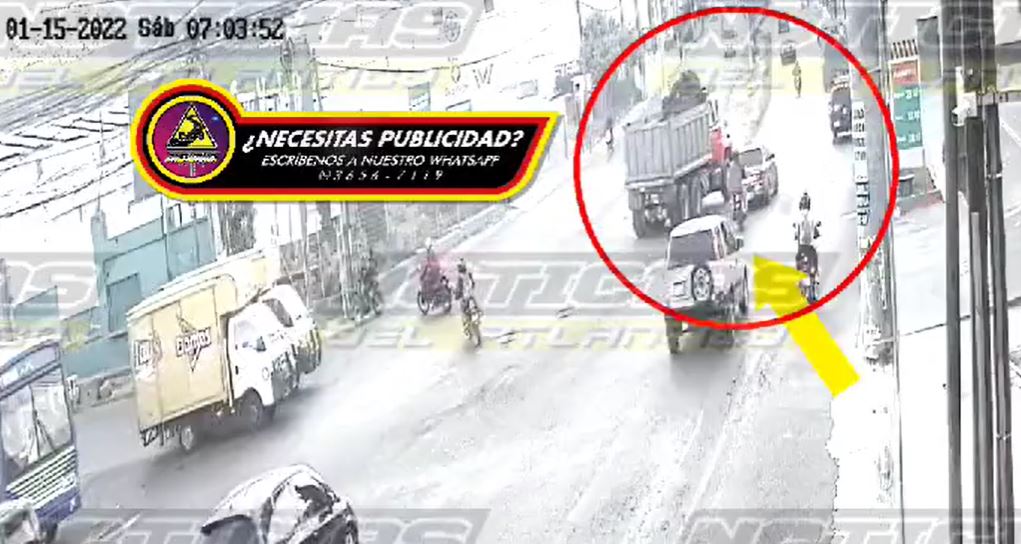 Impactante video: Motorista es atropellado por un vehículo y se salva de morir bajo las llantas de un camión en El Naranjo