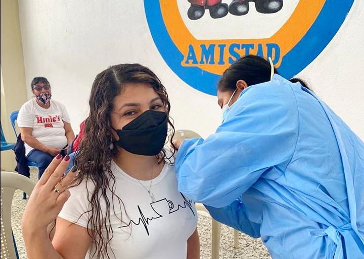 En Chimaltenango ya están colocando la dosis de refuerzo a las personas en general que cumplieron tres meses de haberse colocado la segunda vacuna contra el covid-19. (Foto Prensa Libre: Municipalidad de Chimaltenango)