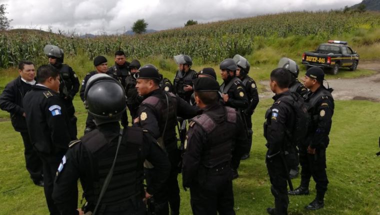 Agentes de la PNC en el área de conflicto entre vecinos de Nahualá y Santa Catarina Ixtahuacán. (Foto: Prensa Libre)
