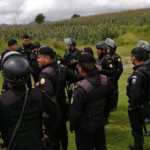 Agentes de la PNC en el área de conflicto entre vecinos de Nahualá y Santa Catarina Ixtahuacán. (Foto: Prensa Libre)
