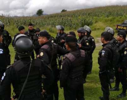 Agentes de la PNC en el área de conflicto entre vecinos de Nahualá y Santa Catarina Ixtahuacán. (Foto: Prensa Libre)
