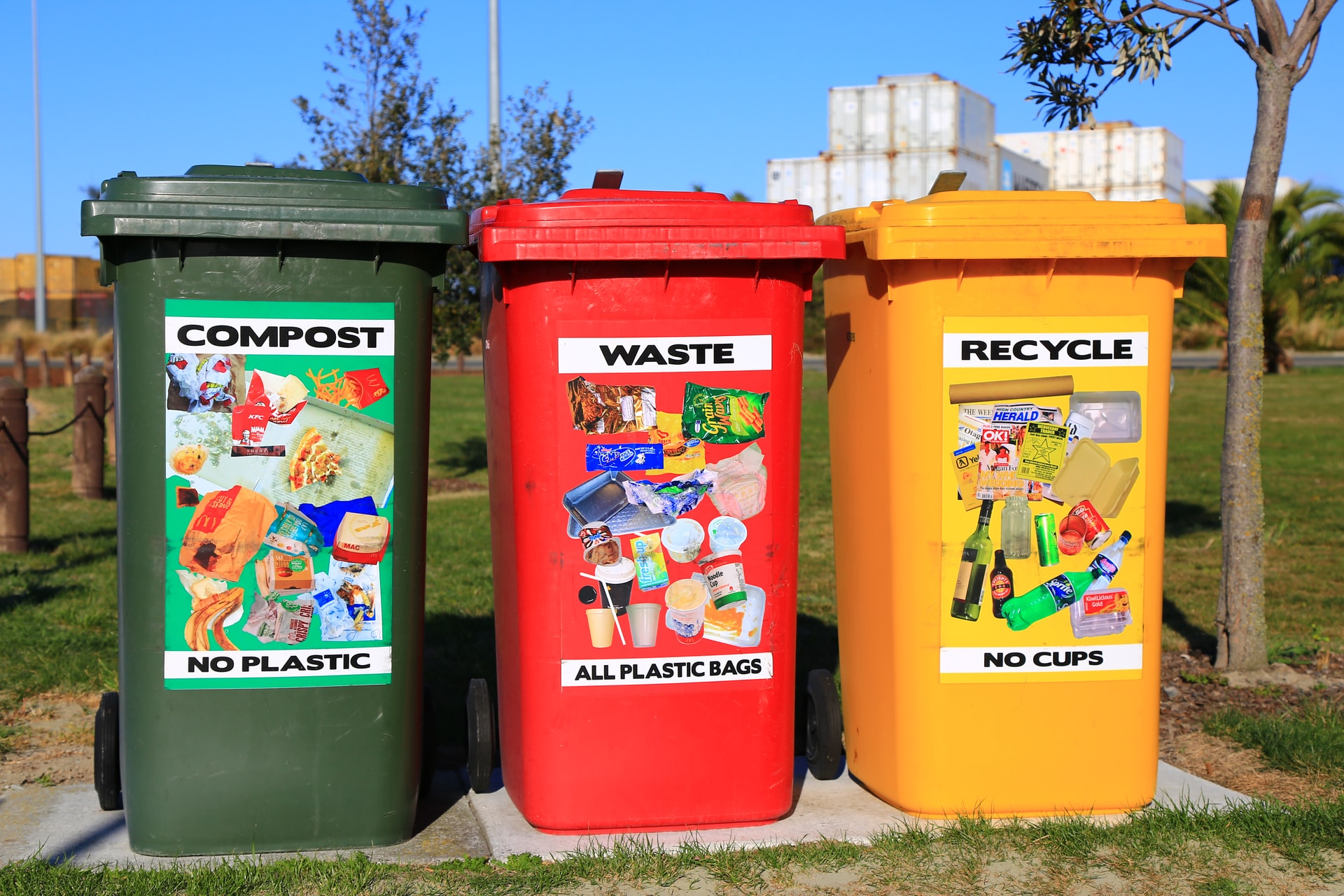 Además de clasificar la basura existen actividades, como el reusar envases de plástico, que ayudan al medio ambiente. (Foto Prensa Libre: Nareeta Martin on Unsplash).