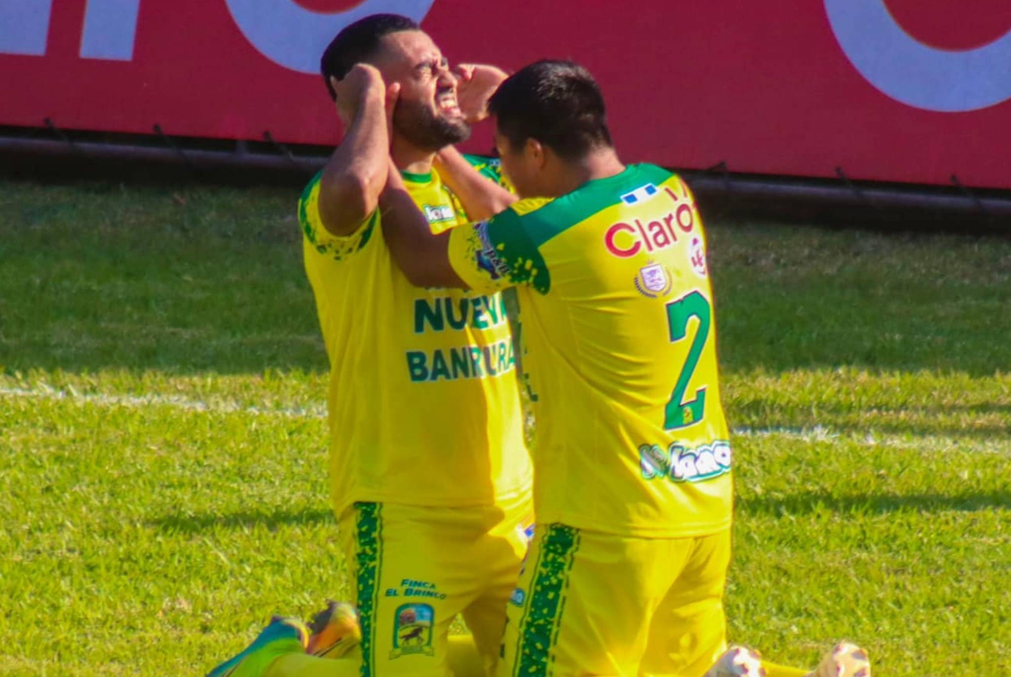 El jugador de Nueva Concepción Dewinder Bradley (manos en las orejas) festeja con su compañero uno de sus dos goles ante Malacateco. (Foto Prensa Libre: Facebook)