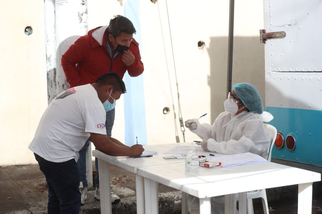 La variante ómicron está presente en Guatemala desde diciembre de 2021. (Foto Prensa Libre: Erick Ávila) 