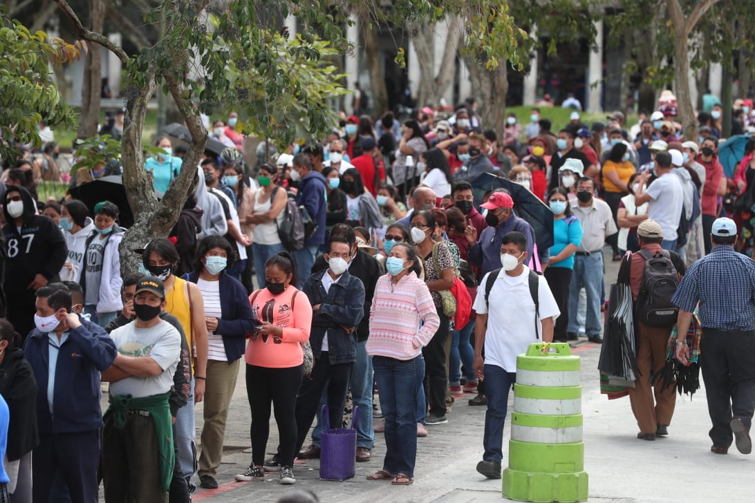 Decenas de personas buscan vacunarse contra el covid-19 en el parque central. (Foto Prensa Libre: Erick Ávila) 