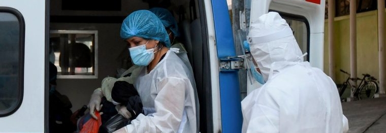 Patients infected with the novel COVID-19 coronavirus get into an ambulance of the Guatemalan Institute of Social Security (IGSS) to be transferred to other building after the IGSS' Hospital General de Enfermedades (General Hospital for Diseases) overcrowded with COVID-19 patients, in Guatemala City on May 23, 2020. (Photo by Johan ORDONEZ / AFP)