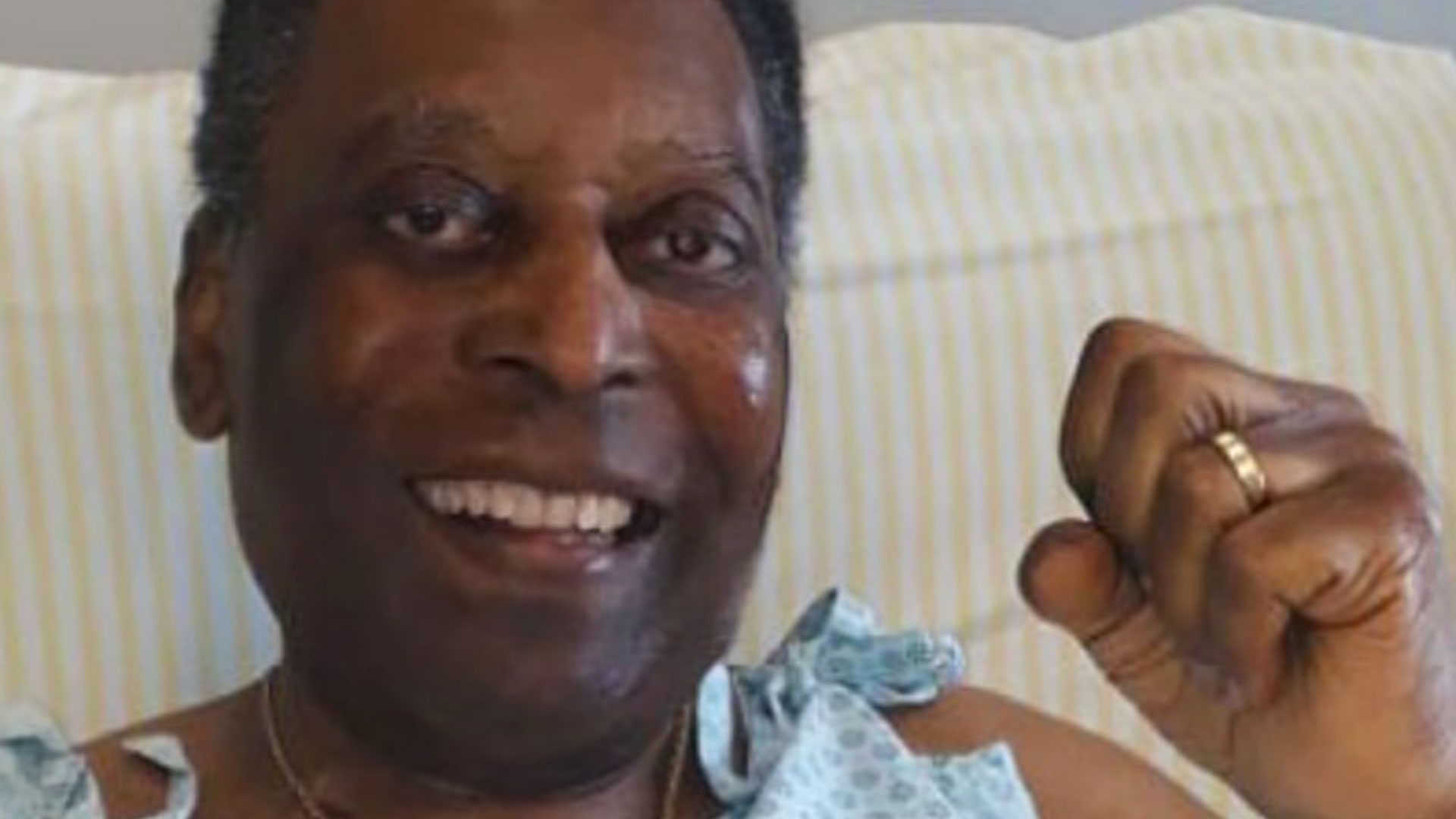 El exfutbolista brasileño Edson Arantes do Nascimento, Pelé, el pasado 30 de septiembre al terminar una pequeña sesión de quimoterapia. (Foto Prensa Libre: Instagram)