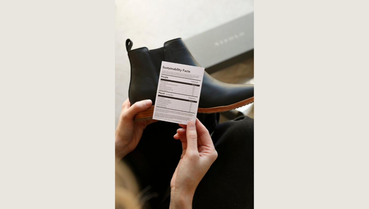 En una foto sin fecha, la etiqueta “Hechos de sustentabilidad” que acompañan al calzado Chelsea Everyday Boots de Nisolo (Vía The New York Times).