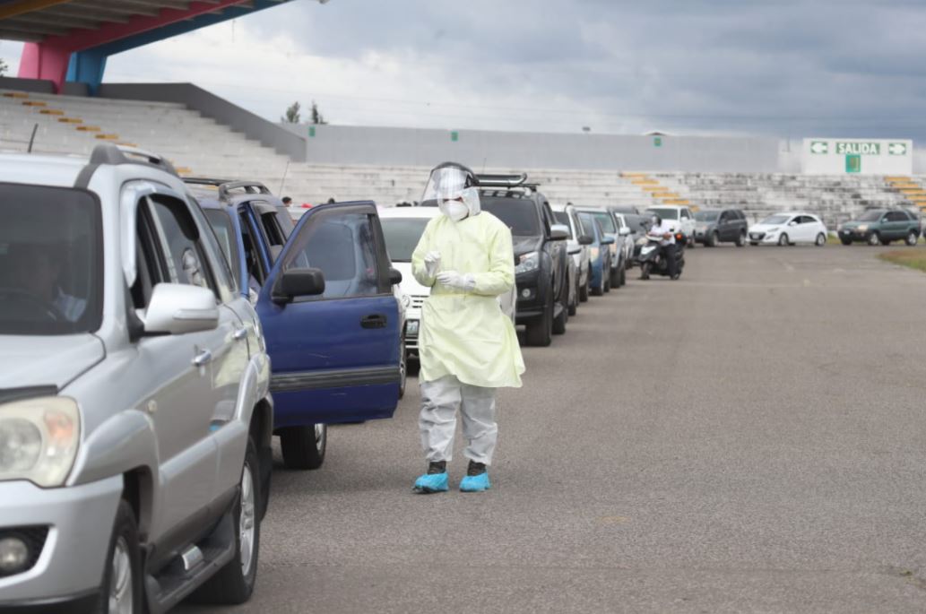 Pilotos hacen fila en sus vehículos hacen fila para esperar sen lo que esperan hacerse un hisopado. (Foto Prensa Libre: Érick  Ávila)