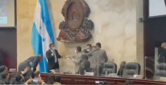 Diputados se pelean en plena sesión en Honduras. (Foto: captura/@nayibbukele/Twitter)