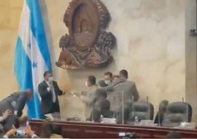Video: diputados se van a los golpes durante el comienzo de la nueva legislatura de Honduras