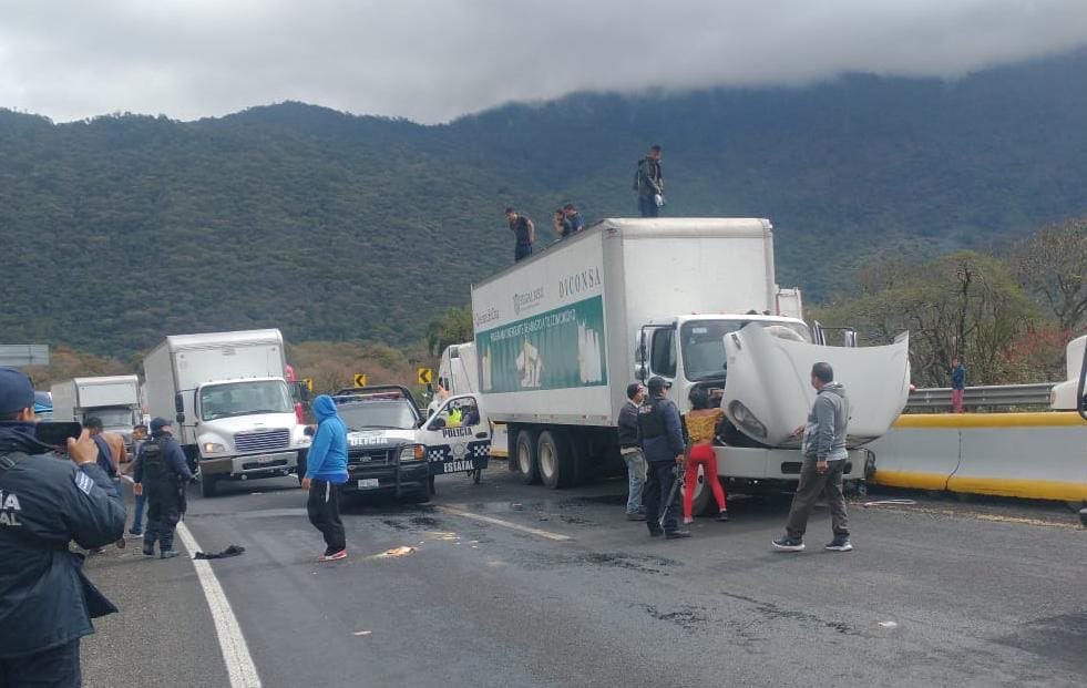 El camión con migrantes chocó contra una barrera. (Foto: @JorgeFaibre/Twitter)