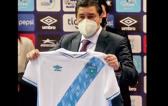 Luis Fernando Tena, técnico de la Selección de Guatemala. (Foto Prensa Libre: Hemeroteca PL)