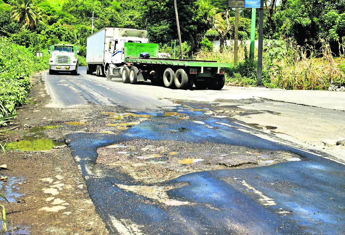 Transporte pesado bloqueará este lunes carreteras de Huehuetenango para exigir la reparación de la red vial