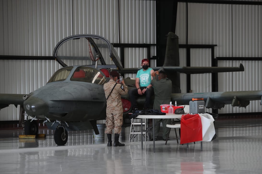 La Fuerza Aérea Guatemalteca habilitó un centro de vacunación en el que las personas pueden tomarse fotografías con las aeronaves. (Foto Prensa Libre: Erick Ávila) 
