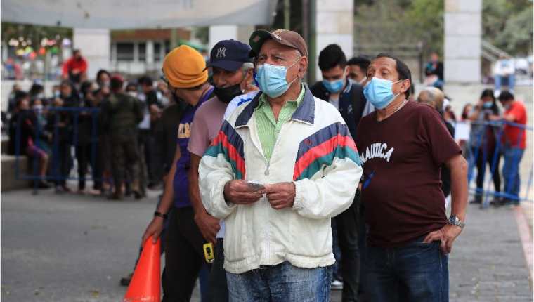 Guatemaltecos continúan acudiendo a los puestos de vacunación para la dosis de refuerzo. (Foto Prensa Libre: Hemeroteca)