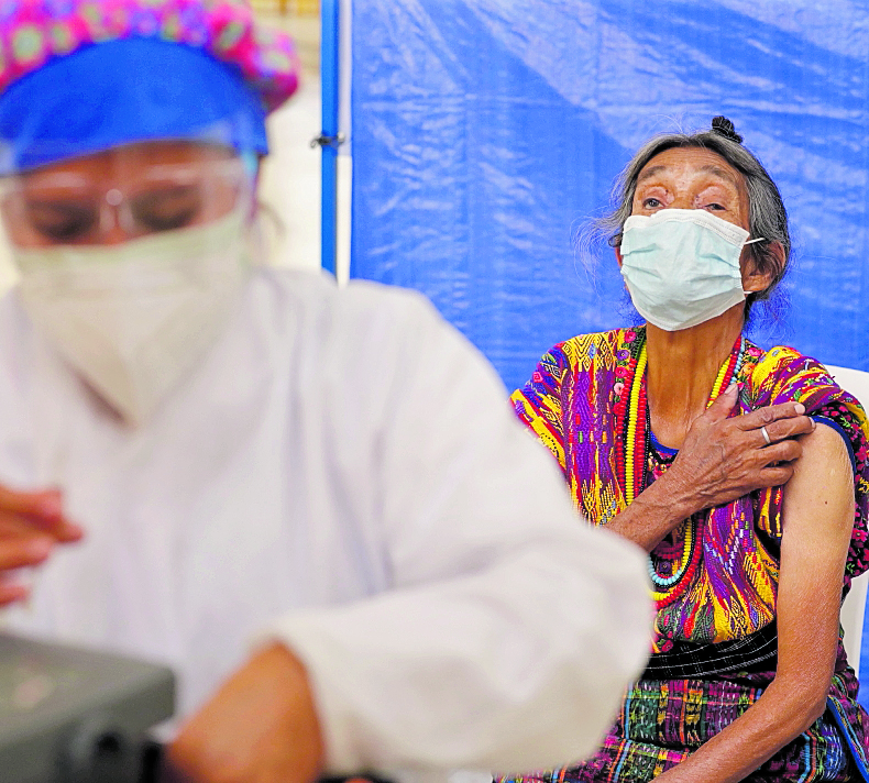 Las campañas para motivar a la población a vacunarse no llegan en idiomas mayas. (Foto Prensa Libre: Hemeroteca PL)