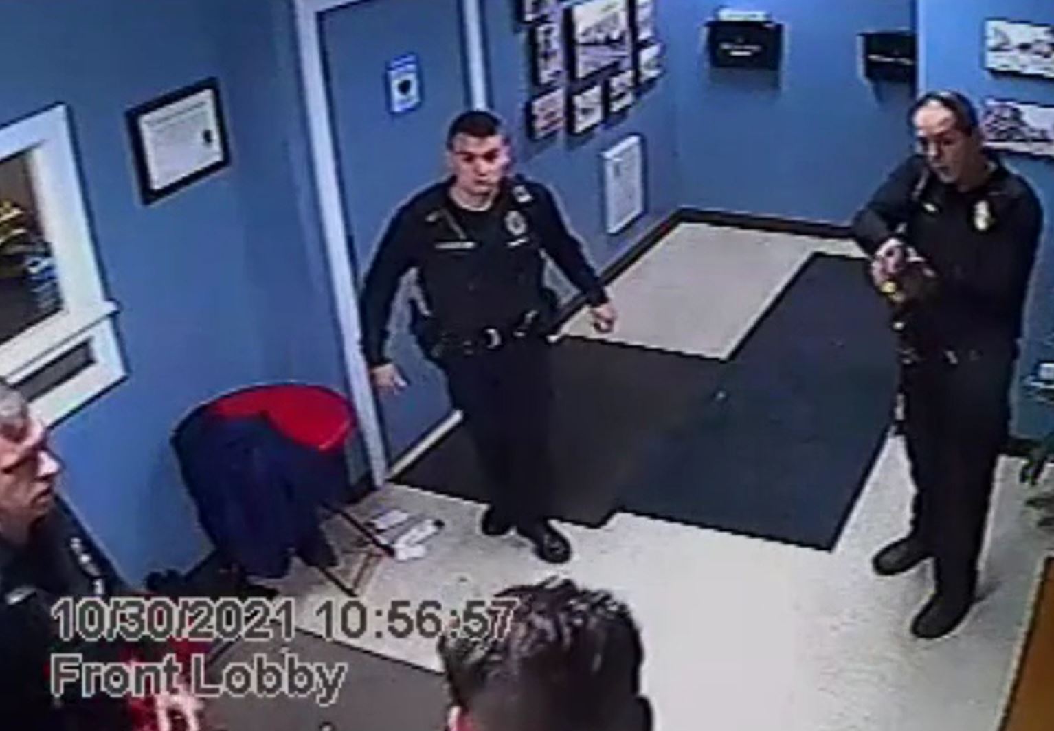 En un video se ve que agentes de la Policía de Nueva York disparan una pistola eléctrica contra Jason Jones, de 29 años .el 30 de octubre de 2021. (Foto Prensa Libre: Captura de video de oficina de la fiscal general Letitia James)