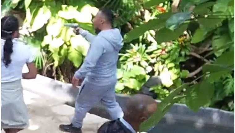El presunto responsable de la balacera en el hotel ubicado en Xcaret, Quintana Roo, fue captado por una de las cámaras de seguridad. (Foto Prensa Libre: Tomada de @EjeCentral)