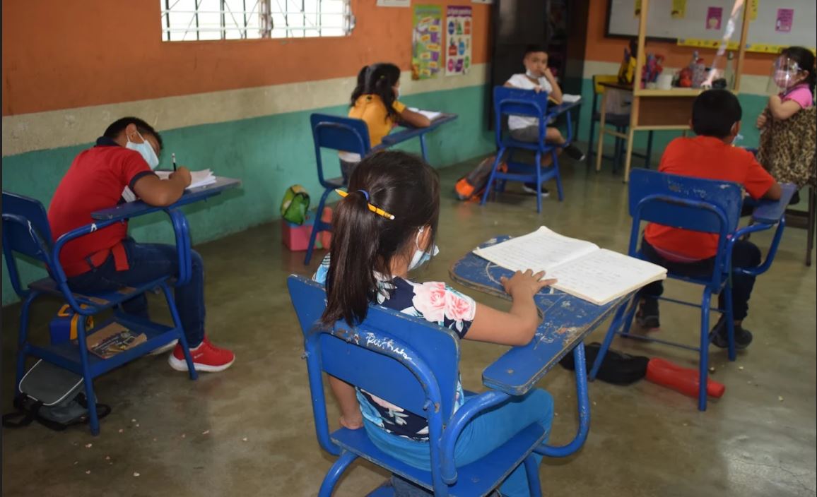El distanciamiento es una de las medidas aplicadas en los planteles privados. (Foto Prensa Libre: Mayra Barahona)