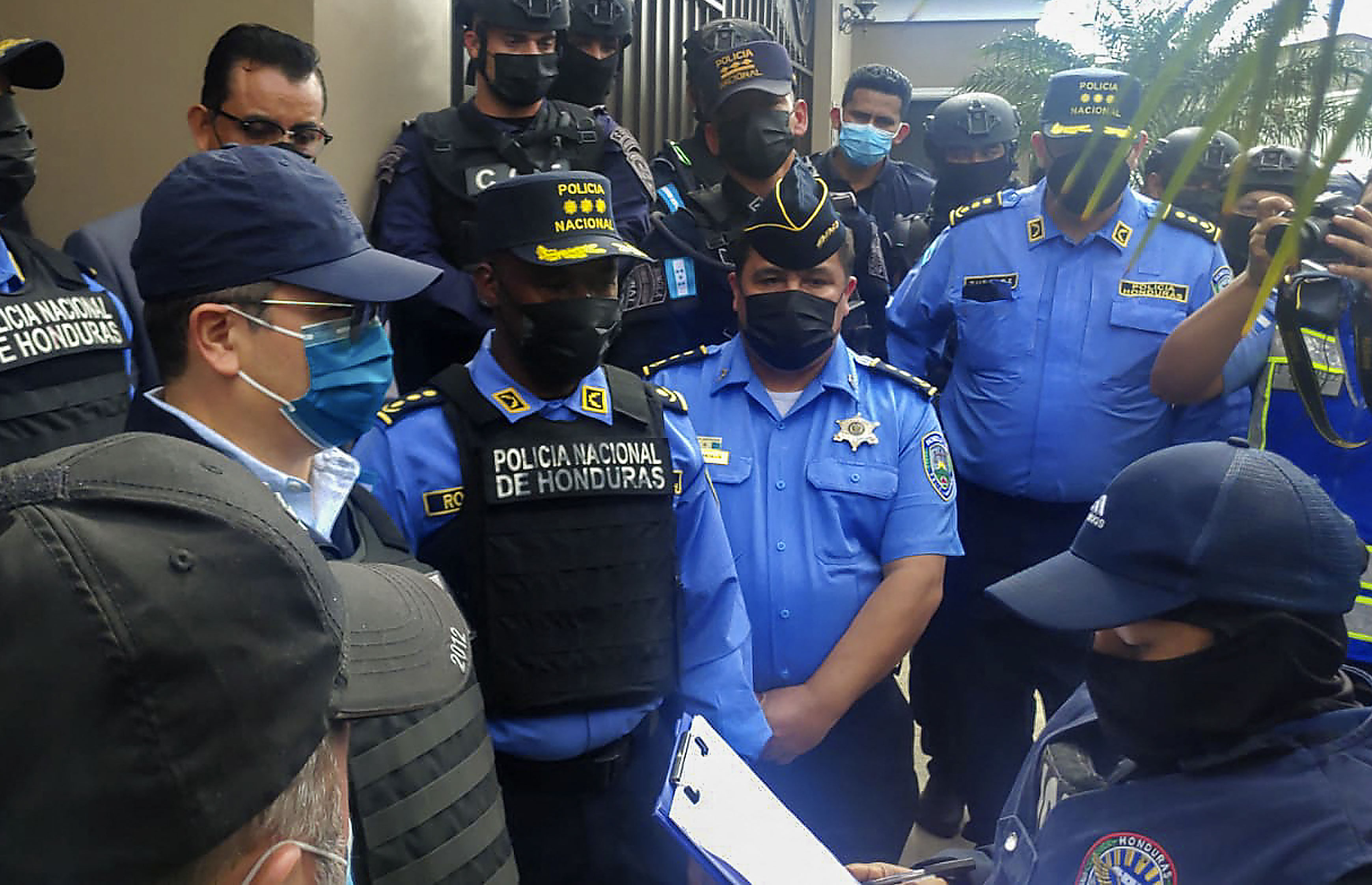 El expresidente de Honduras, Juan Orlando Hernández, es capturado frente a su residencia. (Foto Prensa Libre: Tomada de @HCHTelevDigital)El expresidente de Honduras, Juan Orlando Hernández, es capturado frente a su residencia. (Foto Prensa Libre: AFP)