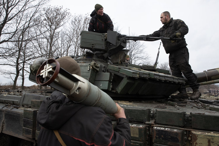Soldados ucranianos en Krymsk, donde, durante la noche, cayeron ataques con mortero de separatistas respaldados por el gobierno ruso, el 19 de febrero de 2022. (Foto Prensa Libre: Tyler Hicks/The New York Times)