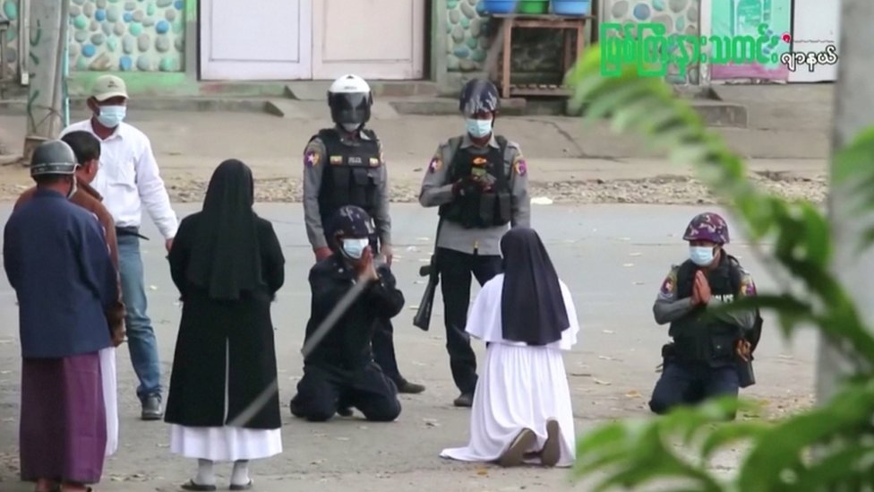 Golpe en Myanmar: cómo una monja católica se convirtió en el símbolo de las protestas en ese país (y por qué está al borde de la guerra civil)