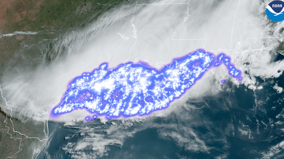Imagen satelital del rayo de la Oficina Nacional de Administración Oceánica y Atmosférica de EE.UU.