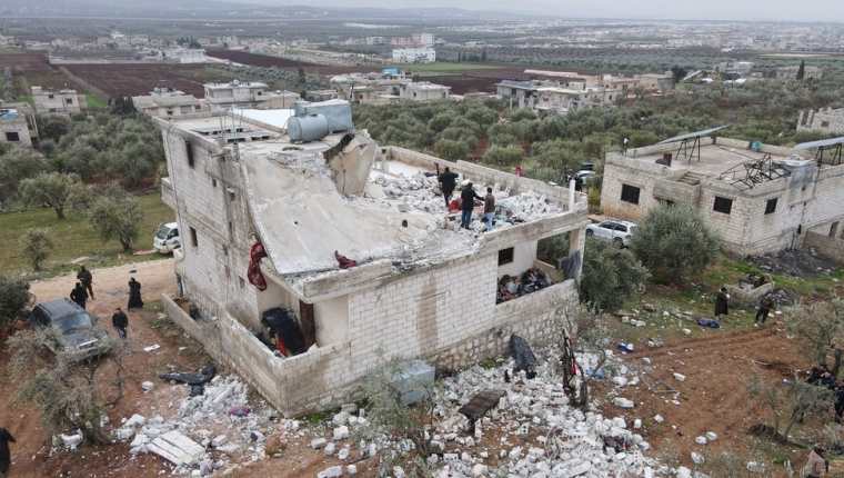Edificio dañado en Atmeh, después del operativo de las fuerzas especiales estadounidenses.