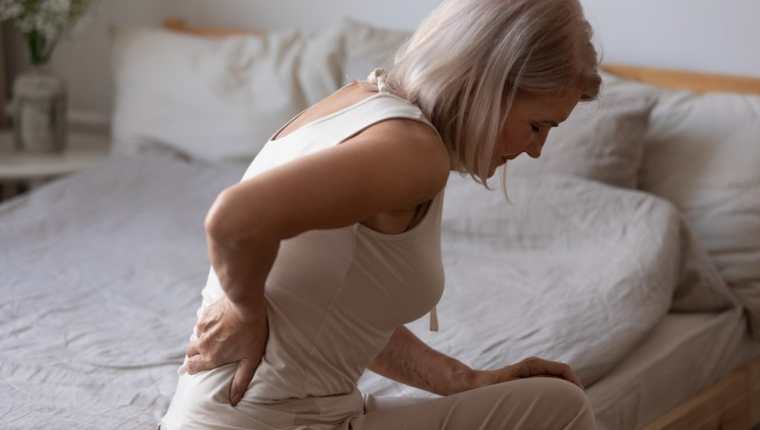 Los intensos dolores musculares son uno de los síntomas asociados con la covid-19.