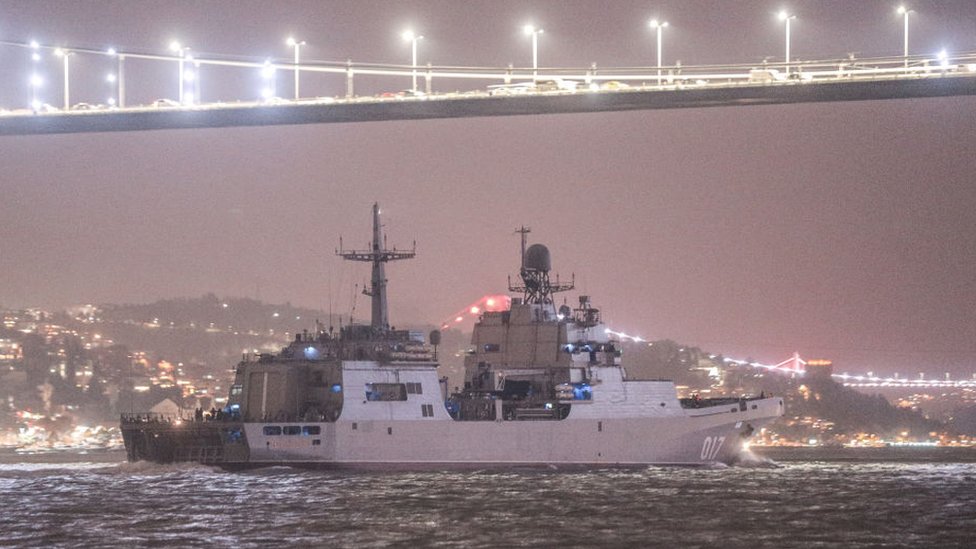 Los barcos de la armada rusa atravesaron el Bósforo desde el Mediterráneo hasta el Mar Negro.